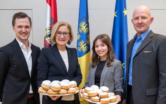 V.l.n.r.: Alexander Györgyfalvay (Assistent der Geschäftsführung Kuchen-Peter Backwaren GmbH), Johanna Mikl-Leitner (Landeshauptfrau Niederösterreich), Nathalie Winkelhofer (Produktentwicklerin Kuchen-Peter Backwaren GmbH) und Claus Zeppelzauer (ecoplus Prokurist).