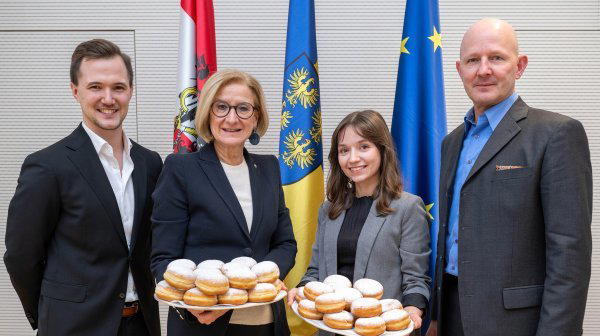 V.l.n.r.: Alexander Györgyfalvay (Assistent der Geschäftsführung Kuchen-Peter Backwaren GmbH), Johanna Mikl-Leitner (Landeshauptfrau Niederösterreich), Nathalie Winkelhofer (Produktentwicklerin Kuchen-Peter Backwaren GmbH) und Claus Zeppelzauer (ecoplus Prokurist).