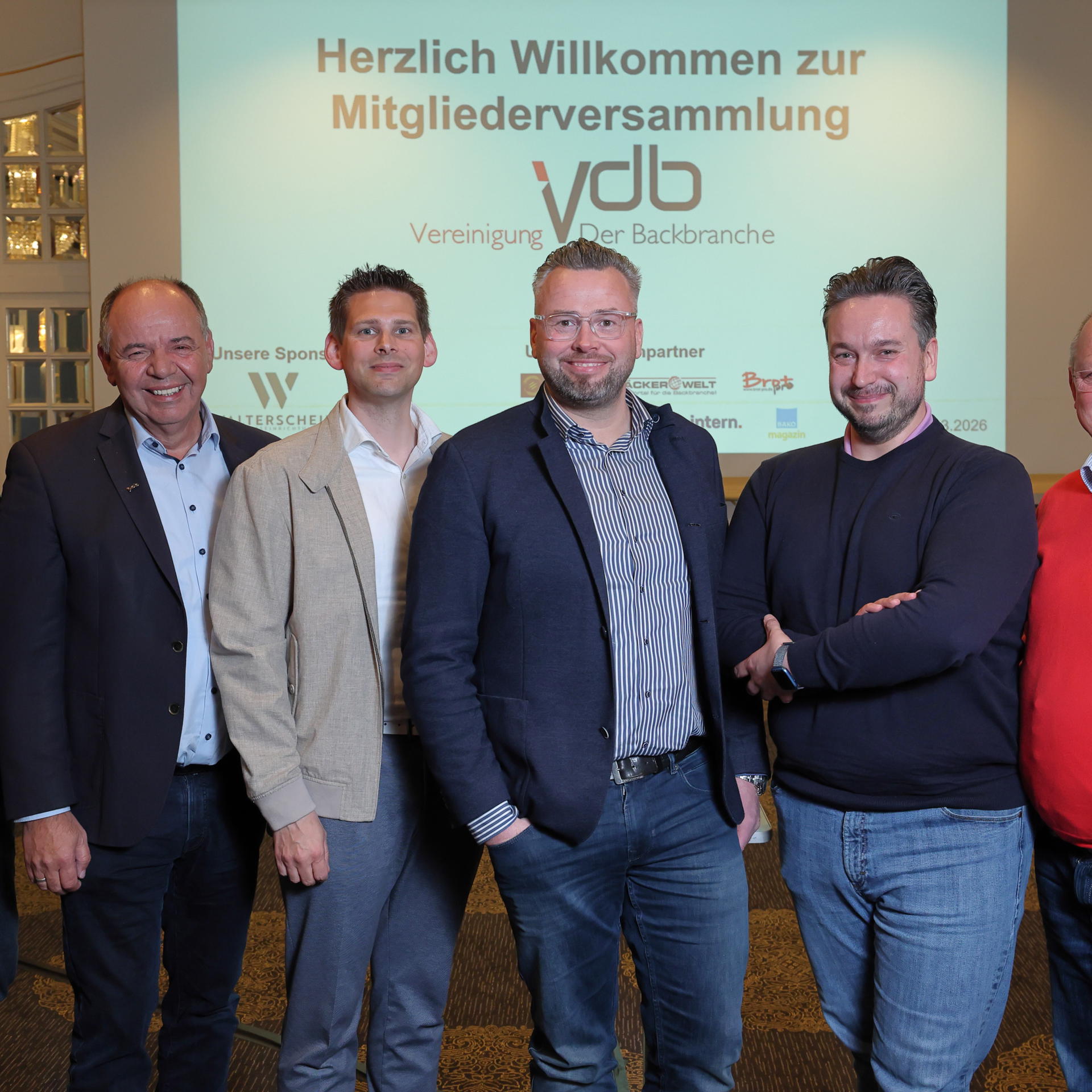 Das neu gewählte Präsidium der VDB. Von links: André Bernatzky, Thomas Ludwig, Henning Tau, Präsident Frederik Gruß, Jochen Hauptmann und Michael Winter.