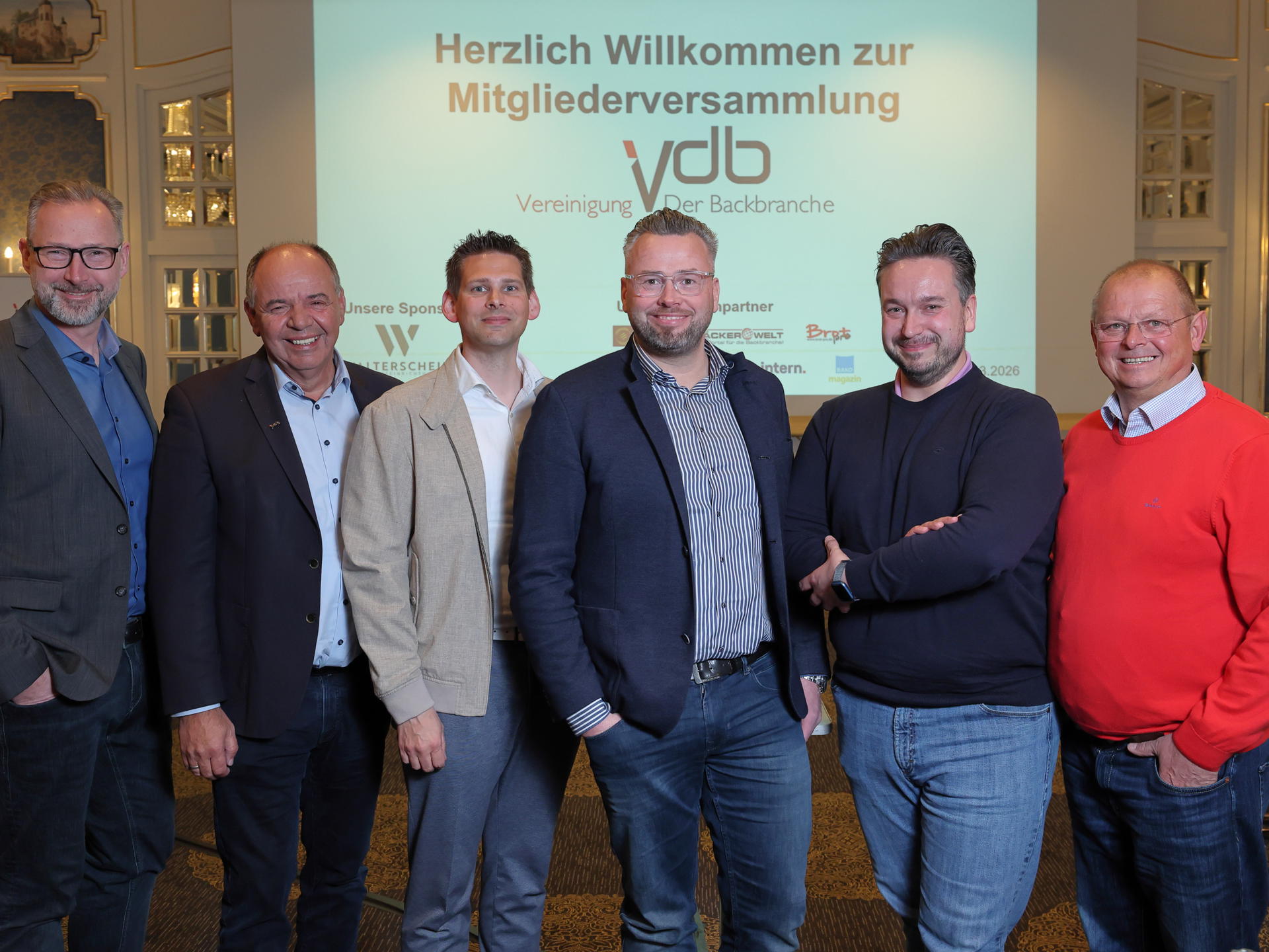 Das neu gewählte Präsidium der VDB. Von links: André Bernatzky, Thomas Ludwig, Henning Tau, Präsident Frederik Gruß, Jochen Hauptmann und Michael Winter.