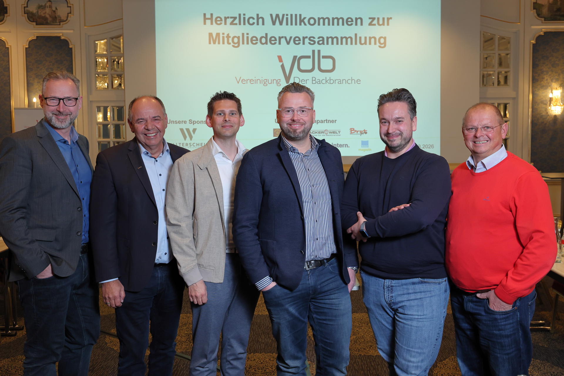 Das neu gewählte Präsidium der VDB. Von links: André Bernatzky, Thomas Ludwig, Henning Tau, Präsident Frederik Gruß, Jochen Hauptmann und Michael Winter.