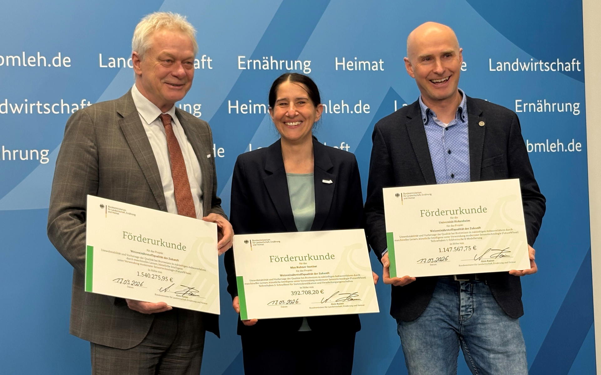 Übergabe des Förderbescheids zum Projekt FutureWheat: Landwirtschaftsminister Alois Rainer mit Prof. Friedrich Longin (Universität Hohenheim, r.) und Prof. Tanja Schwerdtle (Max Rubner-Institut, M.)