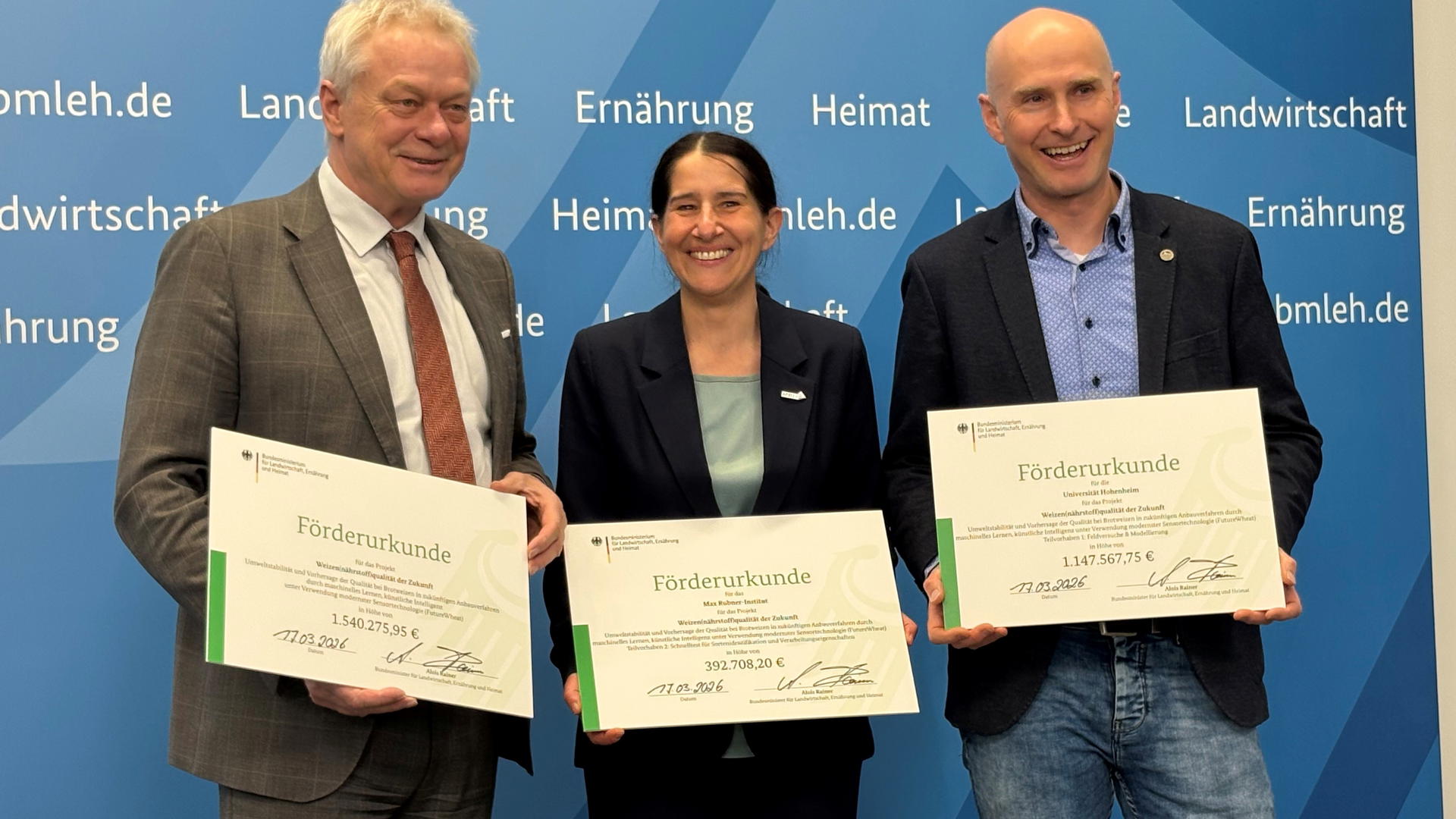 Übergabe des Förderbescheids zum Projekt FutureWheat: Landwirtschaftsminister Alois Rainer mit Prof. Friedrich Longin (Universität Hohenheim, r.) und Prof. Tanja Schwerdtle (Max Rubner-Institut, M.)
