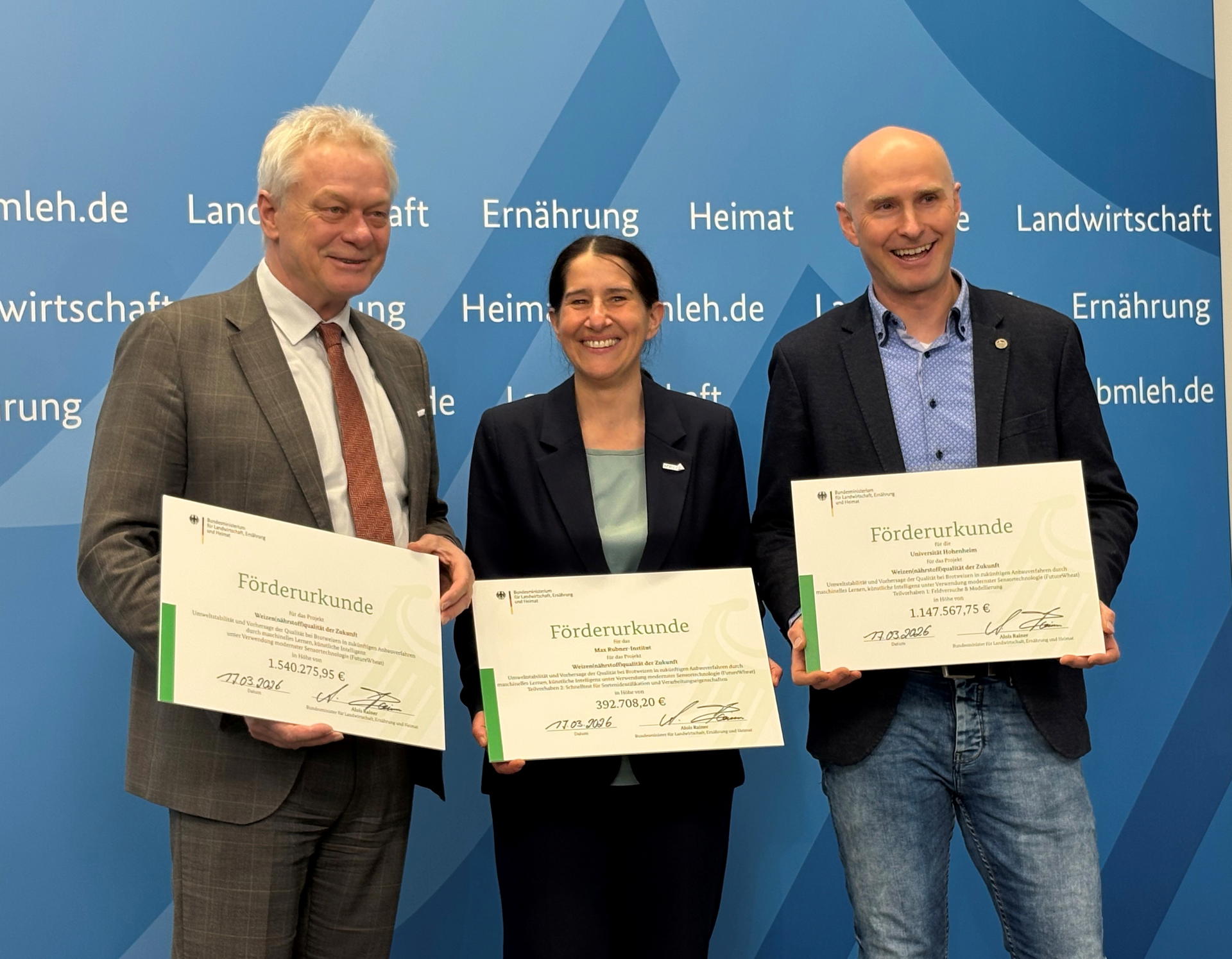 Übergabe des Förderbescheids zum Projekt FutureWheat: Landwirtschaftsminister Alois Rainer mit Prof. Friedrich Longin (Universität Hohenheim, r.) und Prof. Tanja Schwerdtle (Max Rubner-Institut, M.)