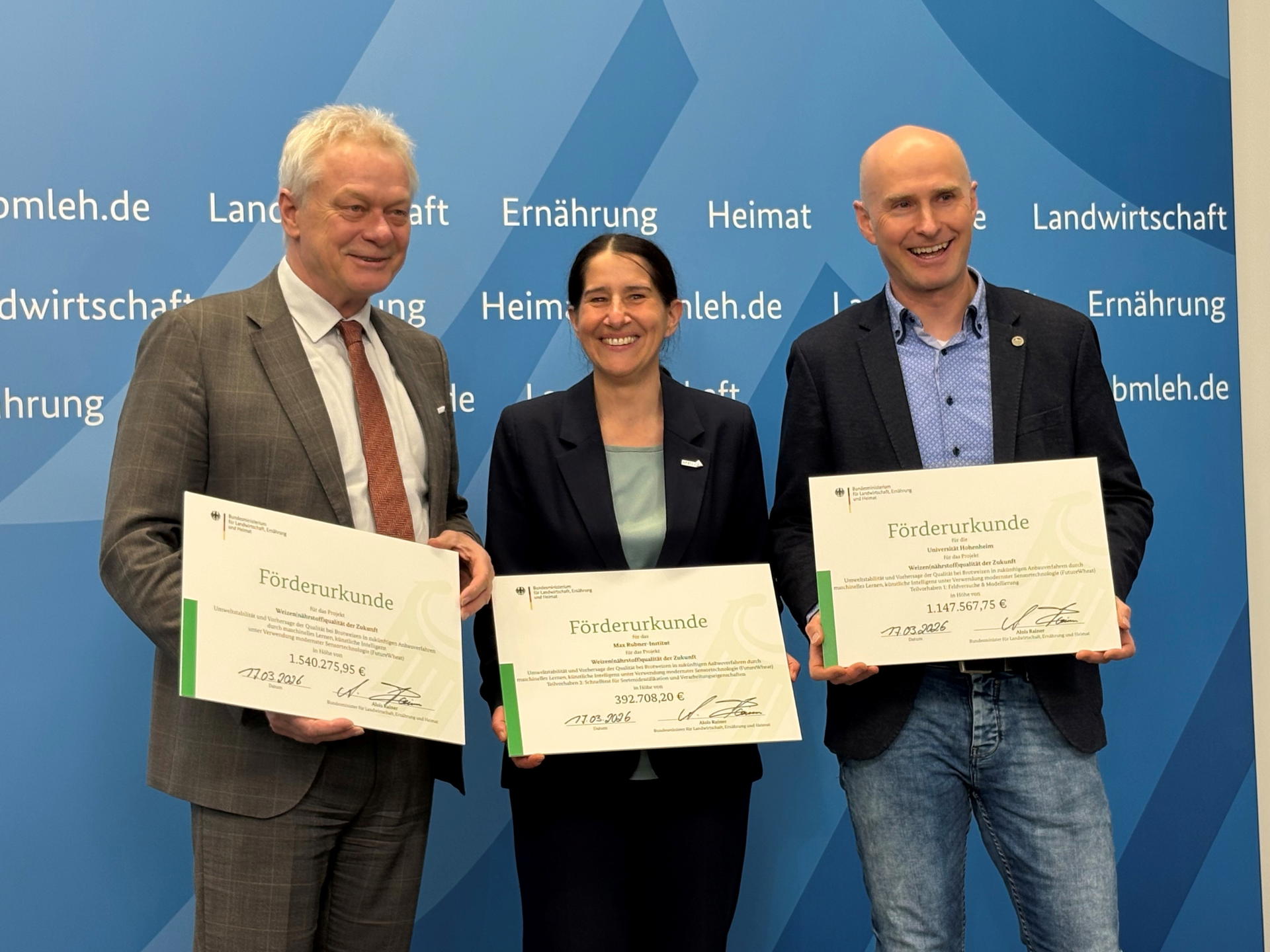 Übergabe des Förderbescheids zum Projekt FutureWheat: Landwirtschaftsminister Alois Rainer mit Prof. Friedrich Longin (Universität Hohenheim, r.) und Prof. Tanja Schwerdtle (Max Rubner-Institut, M.)
