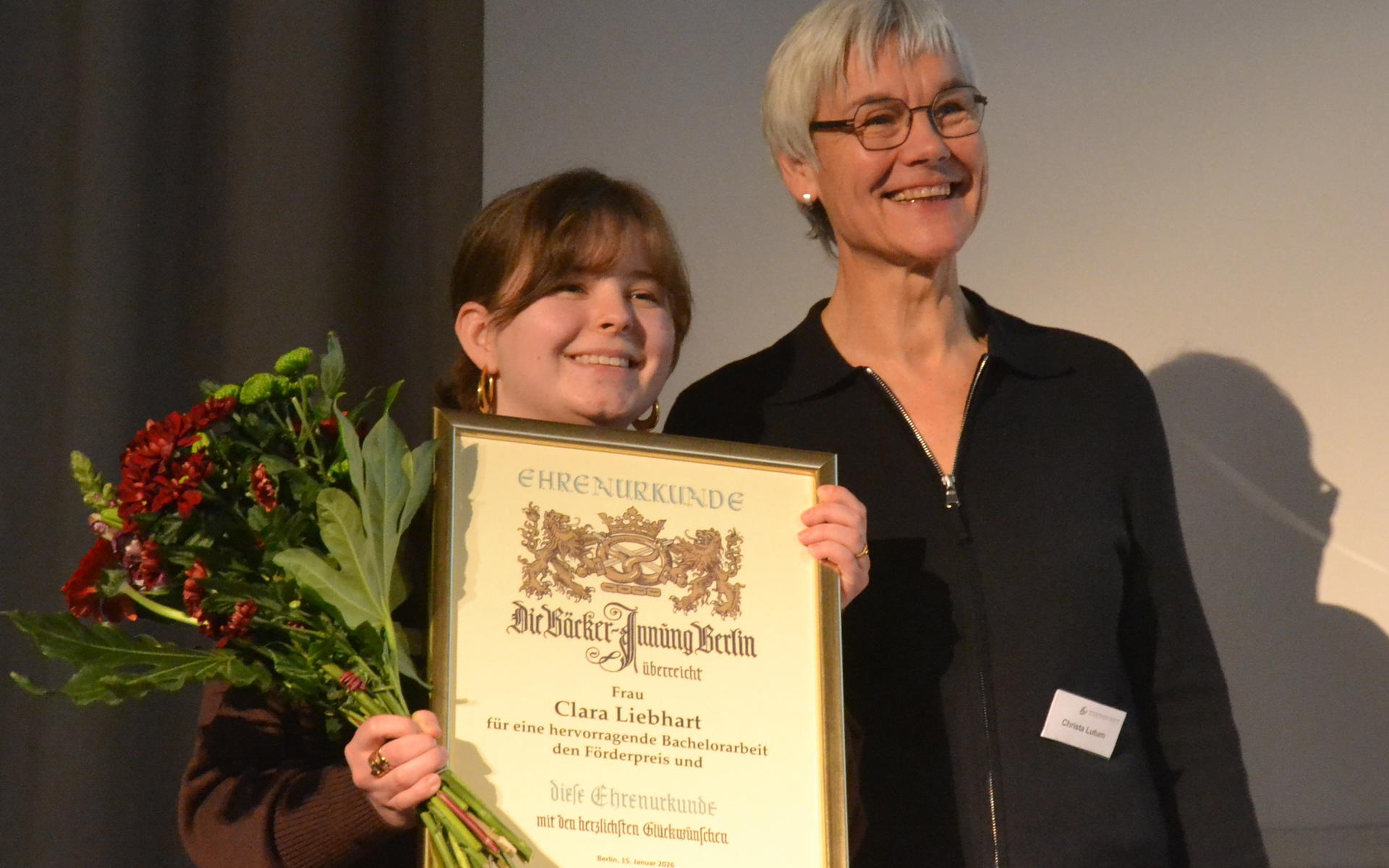 Clara Johanna Liebhart aus Detmold erhielt den Preis der Bäcker-Innung Berlin von Christa Lutum.