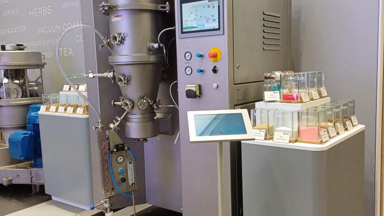 Die LFB mini S von Amandus Kahl demonstriert auf der FI Europe die präzise Steuerung von Wirbelschichtprozessen zur Herstellung hochwertiger, homogener Produkte.