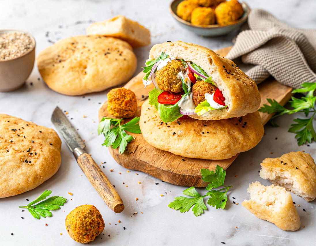 Die Backmischung für Fladenbrot eignet sich für orientalische Mezze, Dips oder herzhafte Füllungen.