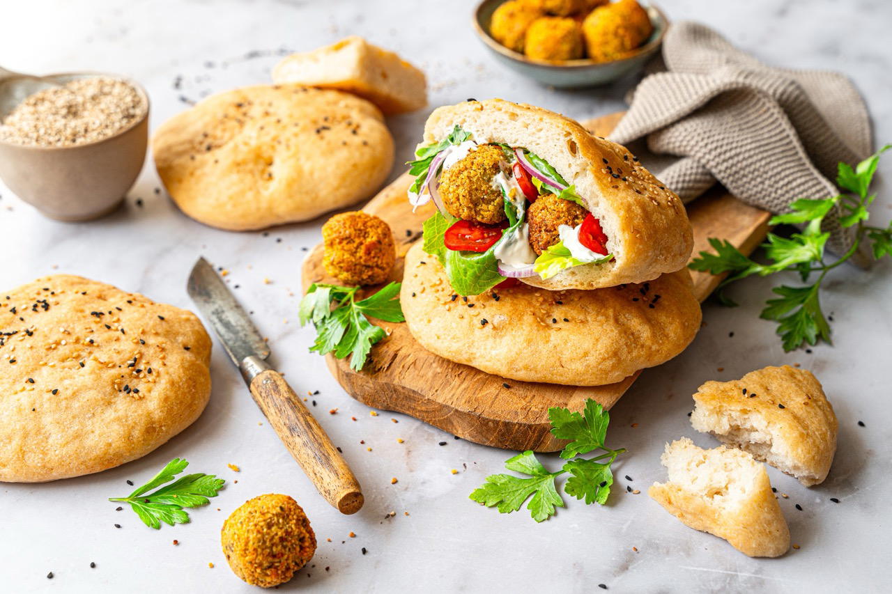 Die Backmischung für Fladenbrot eignet sich für orientalische Mezze, Dips oder herzhafte Füllungen.