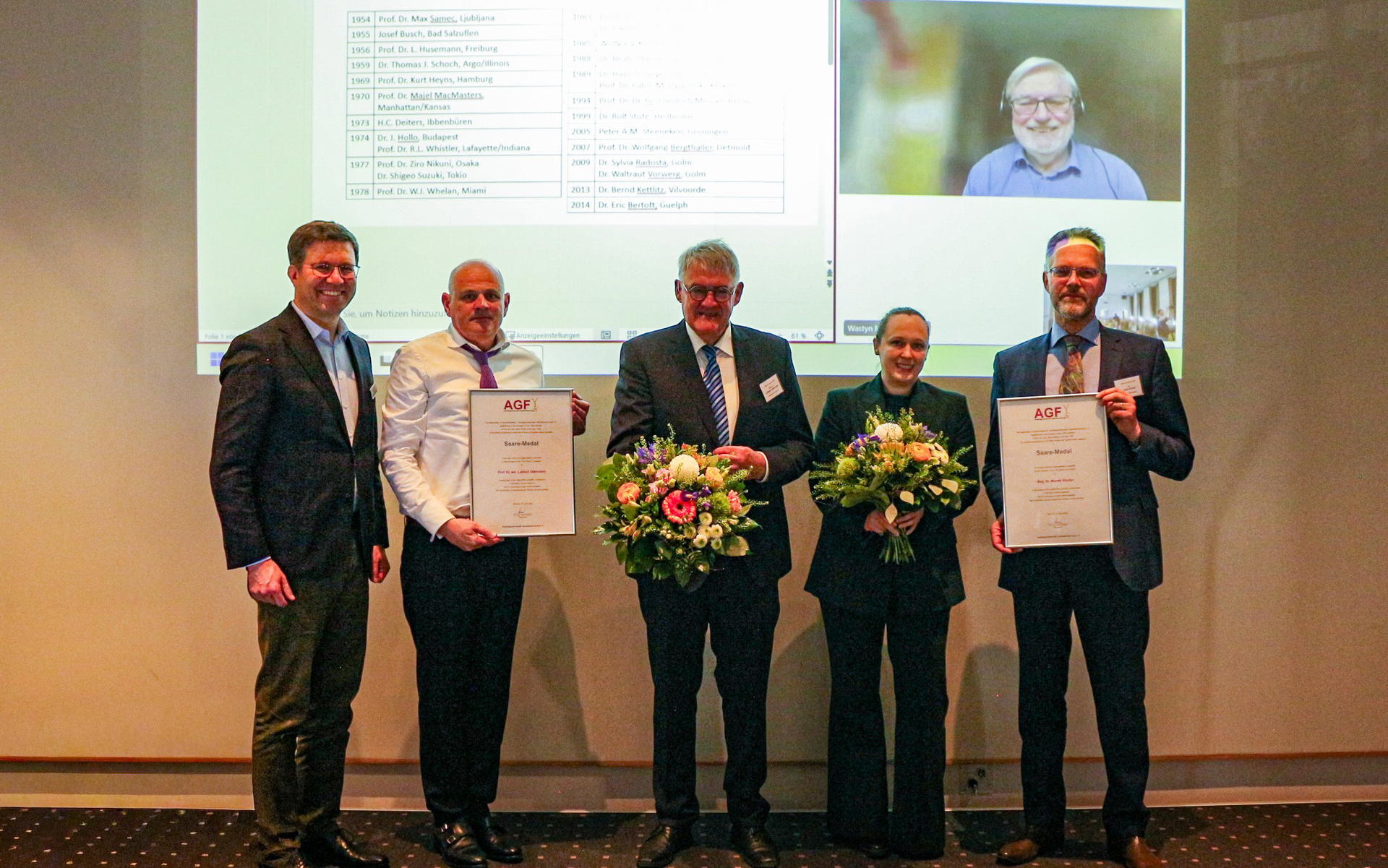Von links: Konstantin Golombek (Geschäftsführer Arbeitsgemeinschaft Getreideforschung e. V.), Maurice Essers (WFBR Netherlands, Mitglied AGF-Stärke-Fachausschusses, Laudatio für Prof. Dr. Lubbert Dijkhuizen), Prof. Dr. Lubbert Dijkhuizen (CarbExplore Research BV Groningen), Renate Weiß (Agrana Research & Innovation Center, Mitglied AGF-Stärke-Fachausschuss, Laudatio für Dr. Manik Wastyn), Dr. Götz Kröner (Kröner Stärke GmbH Ibbenbühren, Präsident AGF). Im Hintergrund: Dr. Marnik Wastyn (Agrana Research & Innovation Center).