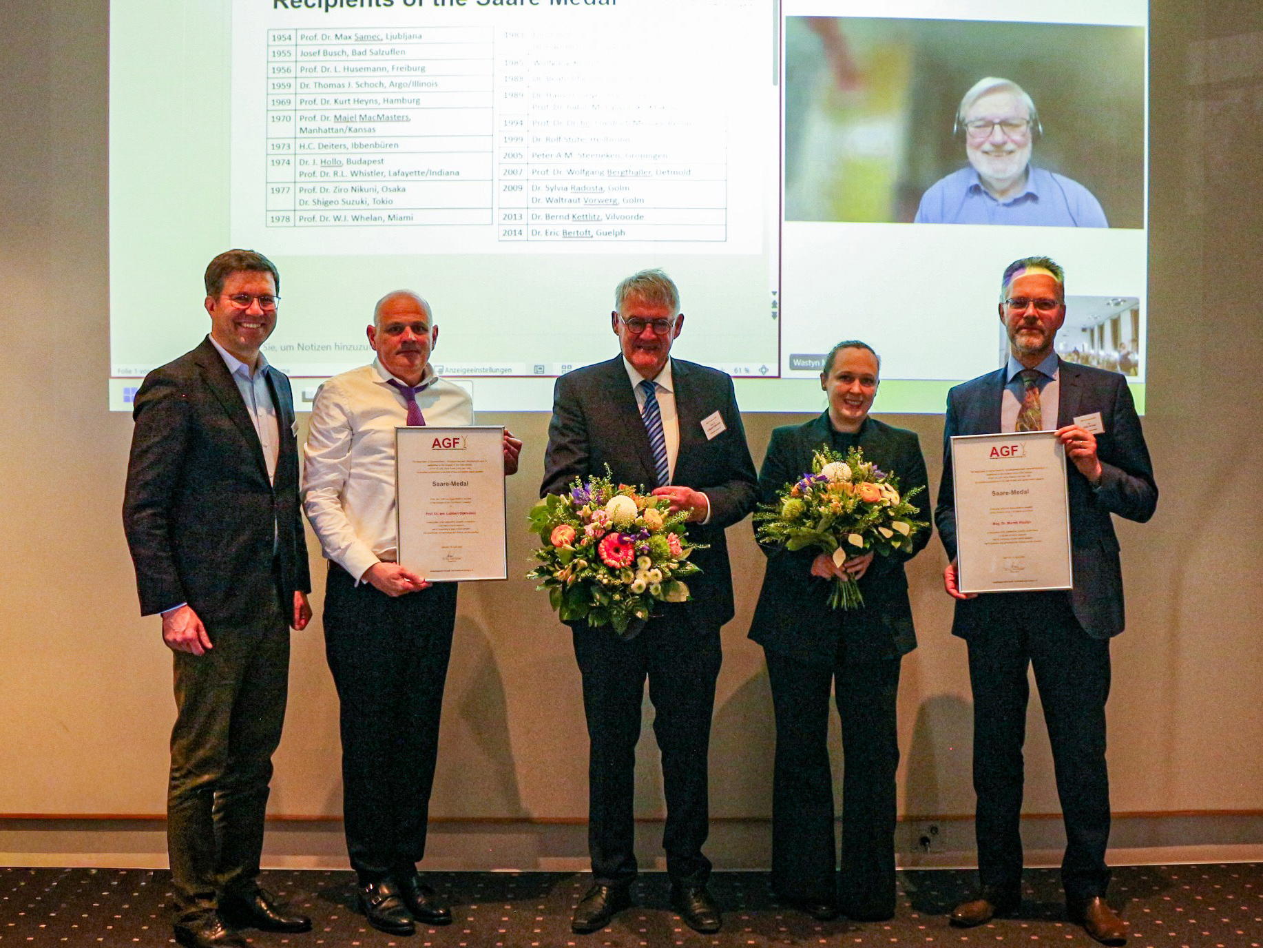 Von links: Konstantin Golombek (Geschäftsführer Arbeitsgemeinschaft Getreideforschung e. V.), Maurice Essers (WFBR Netherlands, Mitglied AGF-Stärke-Fachausschusses, Laudatio für Prof. Dr. Lubbert Dijkhuizen), Prof. Dr. Lubbert Dijkhuizen (CarbExplore Research BV Groningen), Renate Weiß (Agrana Research & Innovation Center, Mitglied AGF-Stärke-Fachausschuss, Laudatio für Dr. Manik Wastyn), Dr. Götz Kröner (Kröner Stärke GmbH Ibbenbühren, Präsident AGF). Im Hintergrund: Dr. Marnik Wastyn (Agrana Research & Innovation Center).
