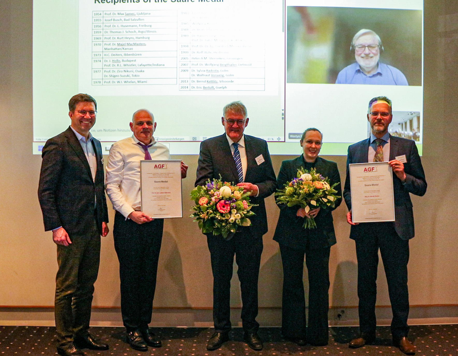 Von links: Konstantin Golombek (Geschäftsführer Arbeitsgemeinschaft Getreideforschung e. V.), Maurice Essers (WFBR Netherlands, Mitglied AGF-Stärke-Fachausschusses, Laudatio für Prof. Dr. Lubbert Dijkhuizen), Prof. Dr. Lubbert Dijkhuizen (CarbExplore Research BV Groningen), Renate Weiß (Agrana Research & Innovation Center, Mitglied AGF-Stärke-Fachausschuss, Laudatio für Dr. Manik Wastyn), Dr. Götz Kröner (Kröner Stärke GmbH Ibbenbühren, Präsident AGF). Im Hintergrund: Dr. Marnik Wastyn (Agrana Research & Innovation Center).