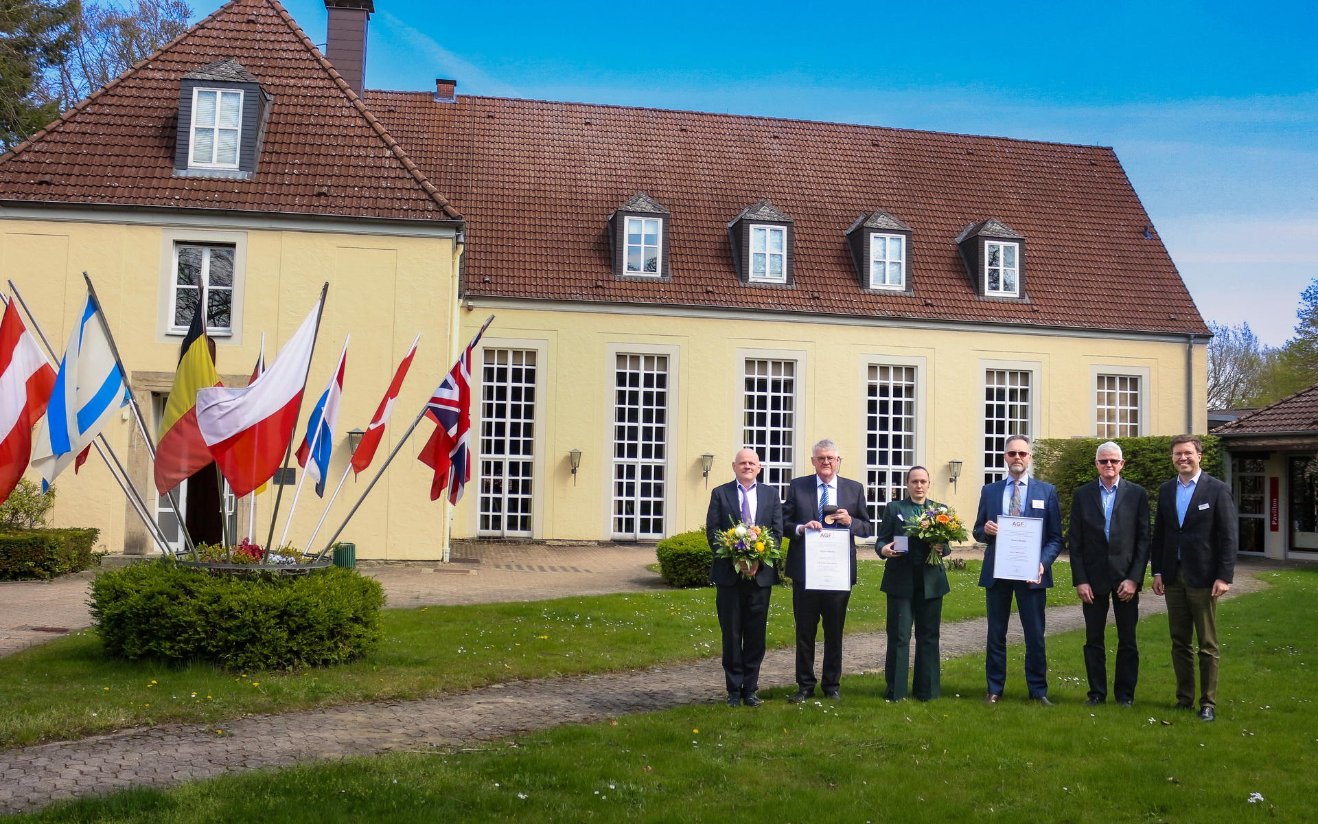 Von links: Maurice Essers (WFBR Netherlands, Mitglied AGF-Stärke-Fachausschusses, 
Laudatio für Prof. Dr. Lubbert Dijkhuizen), Prof. Dr. Lubbert Dijkhuizen (CarbExplore 
Research BV Groningen), Renate Weiß (Agrana Research & Innovation Center, 
Mitglied AGF-Stärke-Fachausschuss, Laudatio für Dr. Marnik Wastyn), Dr. Götz Kröner 
(Kröner Stärke GmbH Ibbenbühren, Präsident AGF), Christof Küsters (Cargill R&D 
Center Europe, Vorsitzender des AGF-Stärke-Fachausschusses), Konstantin Golombek 
(Geschäftsführer Arbeitsgemeinschaft Getreideforschung e. V.)