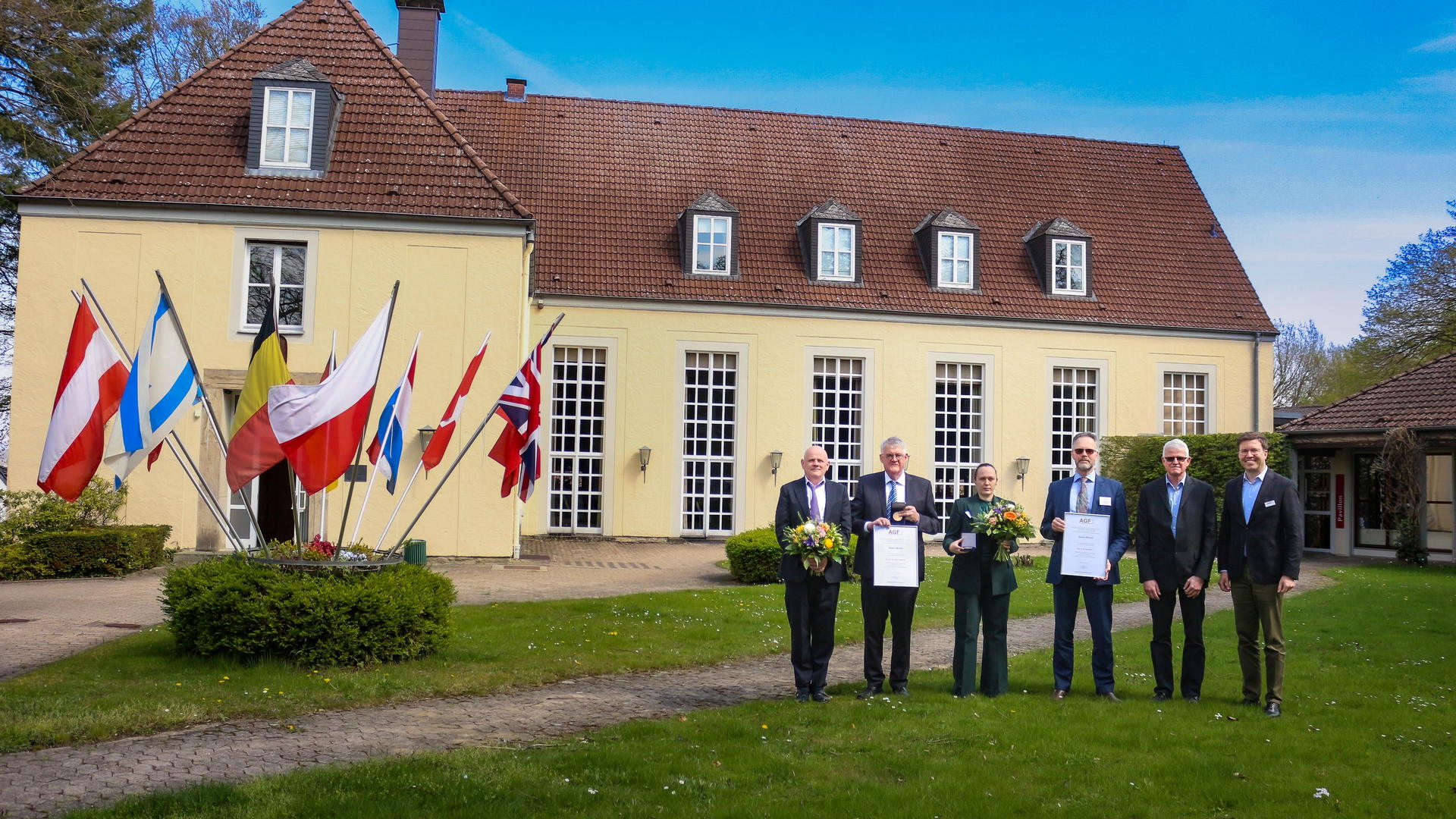 Von links: Maurice Essers (WFBR Netherlands, Mitglied AGF-Stärke-Fachausschusses,
Laudatio für Prof. Dr. Lubbert Dijkhuizen), Prof. Dr. Lubbert Dijkhuizen (CarbExplore
Research BV Groningen), Renate Weiß (Agrana Research & Innovation Center,
Mitglied AGF-Stärke-Fachausschuss, Laudatio für Dr. Marnik Wastyn), Dr. Götz Kröner
(Kröner Stärke GmbH Ibbenbühren, Präsident AGF), Christof Küsters (Cargill R&D
Center Europe, Vorsitzender des AGF-Stärke-Fachausschusses), Konstantin Golombek
(Geschäftsführer Arbeitsgemeinschaft Getreideforschung e. V.)