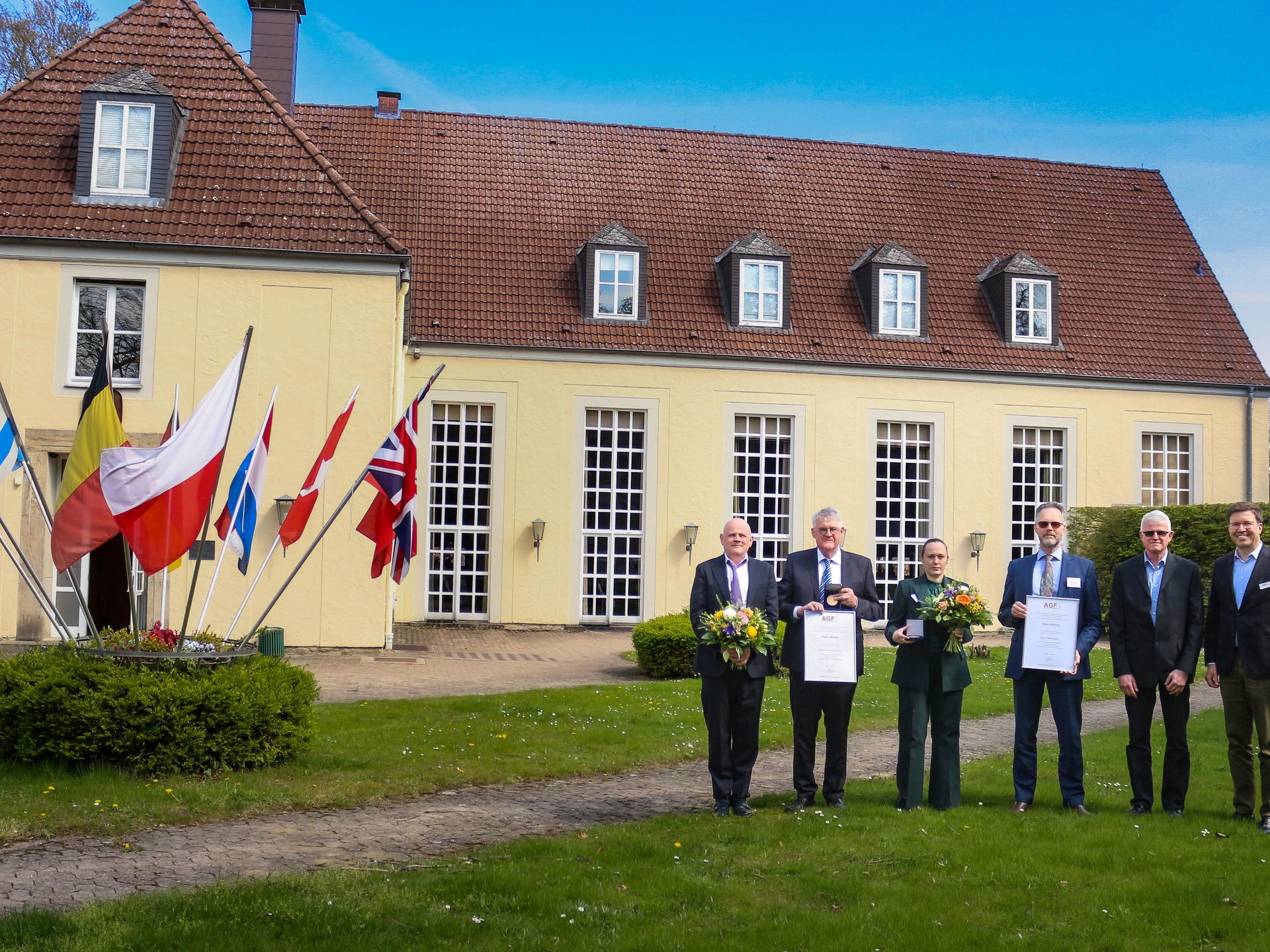 Von links: Maurice Essers (WFBR Netherlands, Mitglied AGF-Stärke-Fachausschusses, 
Laudatio für Prof. Dr. Lubbert Dijkhuizen), Prof. Dr. Lubbert Dijkhuizen (CarbExplore 
Research BV Groningen), Renate Weiß (Agrana Research & Innovation Center, 
Mitglied AGF-Stärke-Fachausschuss, Laudatio für Dr. Marnik Wastyn), Dr. Götz Kröner 
(Kröner Stärke GmbH Ibbenbühren, Präsident AGF), Christof Küsters (Cargill R&D 
Center Europe, Vorsitzender des AGF-Stärke-Fachausschusses), Konstantin Golombek 
(Geschäftsführer Arbeitsgemeinschaft Getreideforschung e. V.)