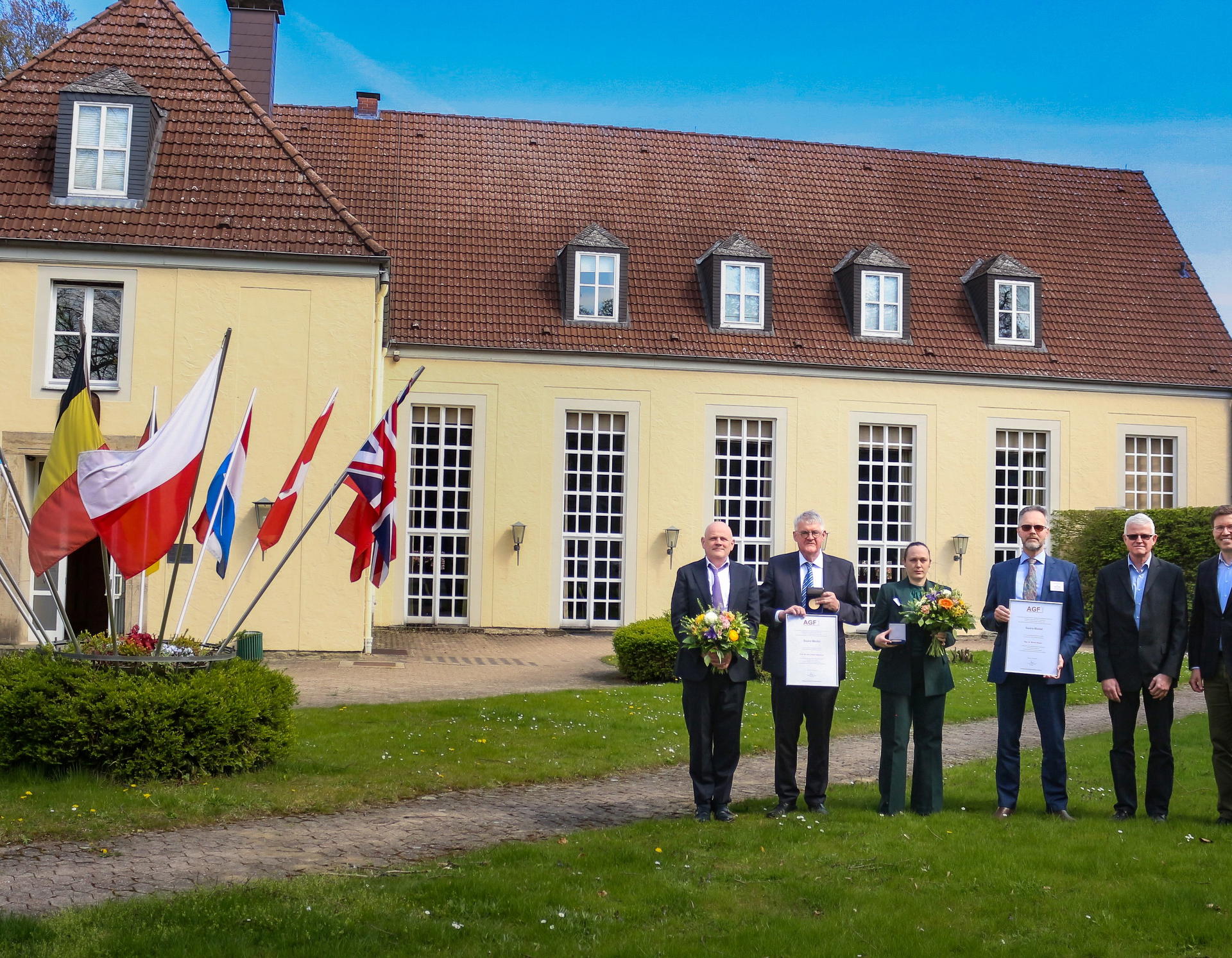 Von links: Maurice Essers (WFBR Netherlands, Mitglied AGF-Stärke-Fachausschusses,
Laudatio für Prof. Dr. Lubbert Dijkhuizen), Prof. Dr. Lubbert Dijkhuizen (CarbExplore
Research BV Groningen), Renate Weiß (Agrana Research & Innovation Center,
Mitglied AGF-Stärke-Fachausschuss, Laudatio für Dr. Marnik Wastyn), Dr. Götz Kröner
(Kröner Stärke GmbH Ibbenbühren, Präsident AGF), Christof Küsters (Cargill R&D
Center Europe, Vorsitzender des AGF-Stärke-Fachausschusses), Konstantin Golombek
(Geschäftsführer Arbeitsgemeinschaft Getreideforschung e. V.)
